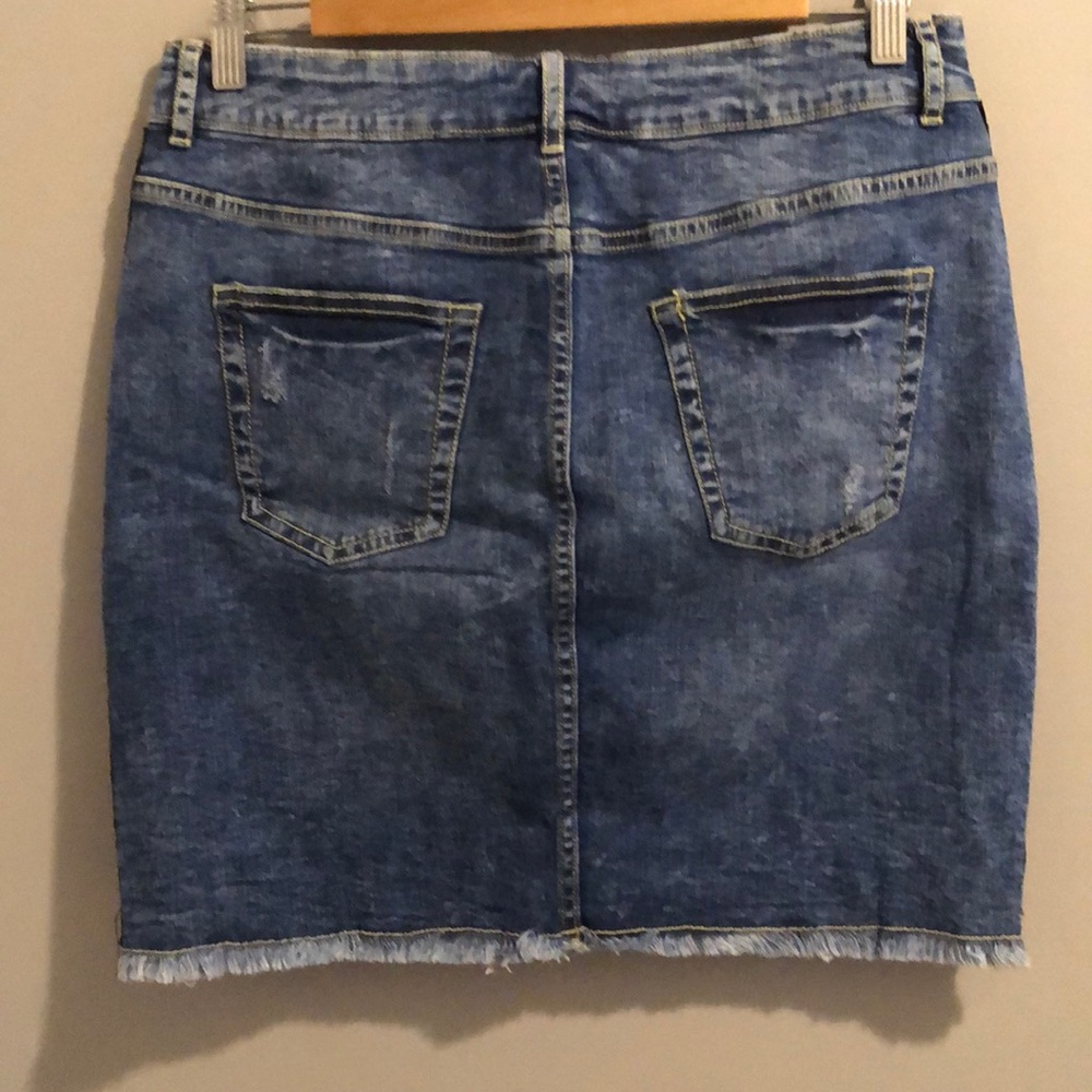 STRETCHY DISTRESSED DENIM SKIRT (12) - Picture 3 of 11